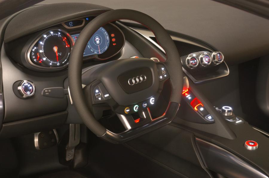 Панель приборов Audi R8 Le Mans Quattro Concept 2003 года  (фото 29 из 42)